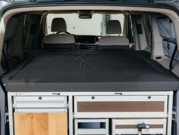 Noemi-H3-Multivan-postel-v-autě